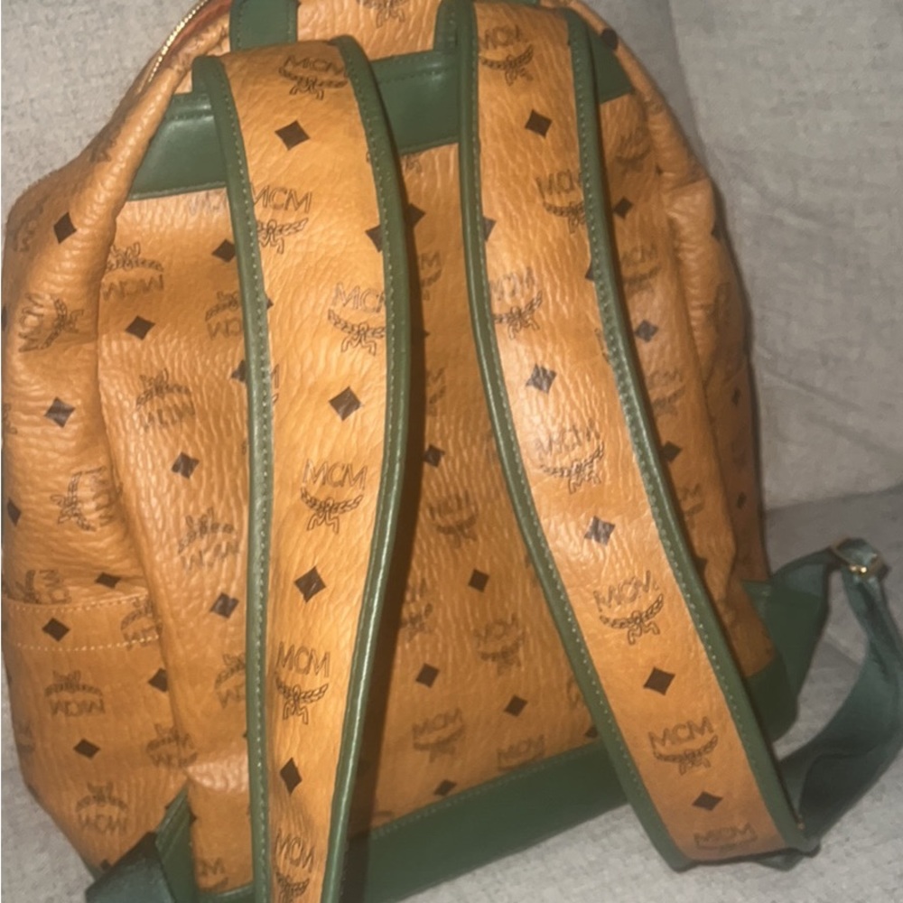 I am seeking a MCM BAG It’s basically new. It’s orange and comes with a card